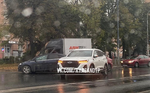 В центре Рязани столкнулись три автомобиля В центре Рязани столкнулись три автомобиля