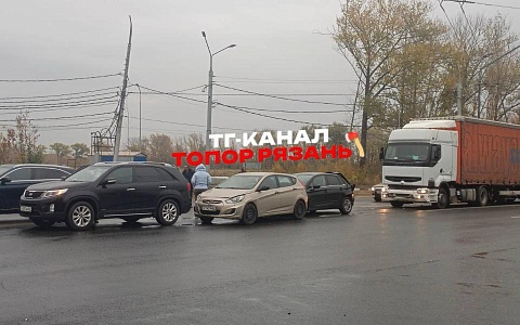 В Рязани произошла вторая за сутки массовая авария В Рязани произошла вторая за сутки массовая авария