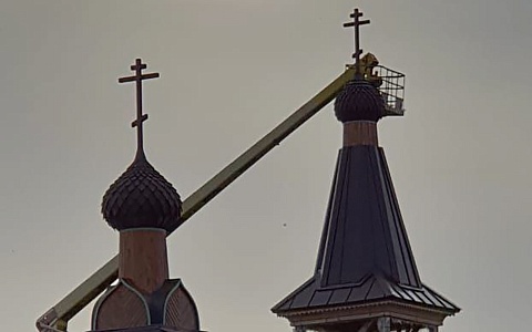 В Касимовском округе завершили установку куполов на новый храм В Касимовском округе завершили установку куполов на новый храм