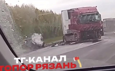 Фура и легковушка врезались у поворота на Александро-Невский Фура и легковушка врезались у поворота на Александро-Невский
