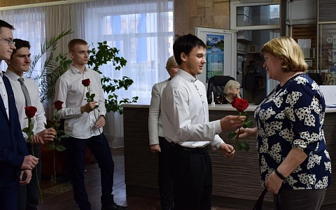 Мэр Рязани Виталий Артёмов поздравил учителей с праздником Мэр Рязани Виталий Артёмов поздравил учителей с праздником